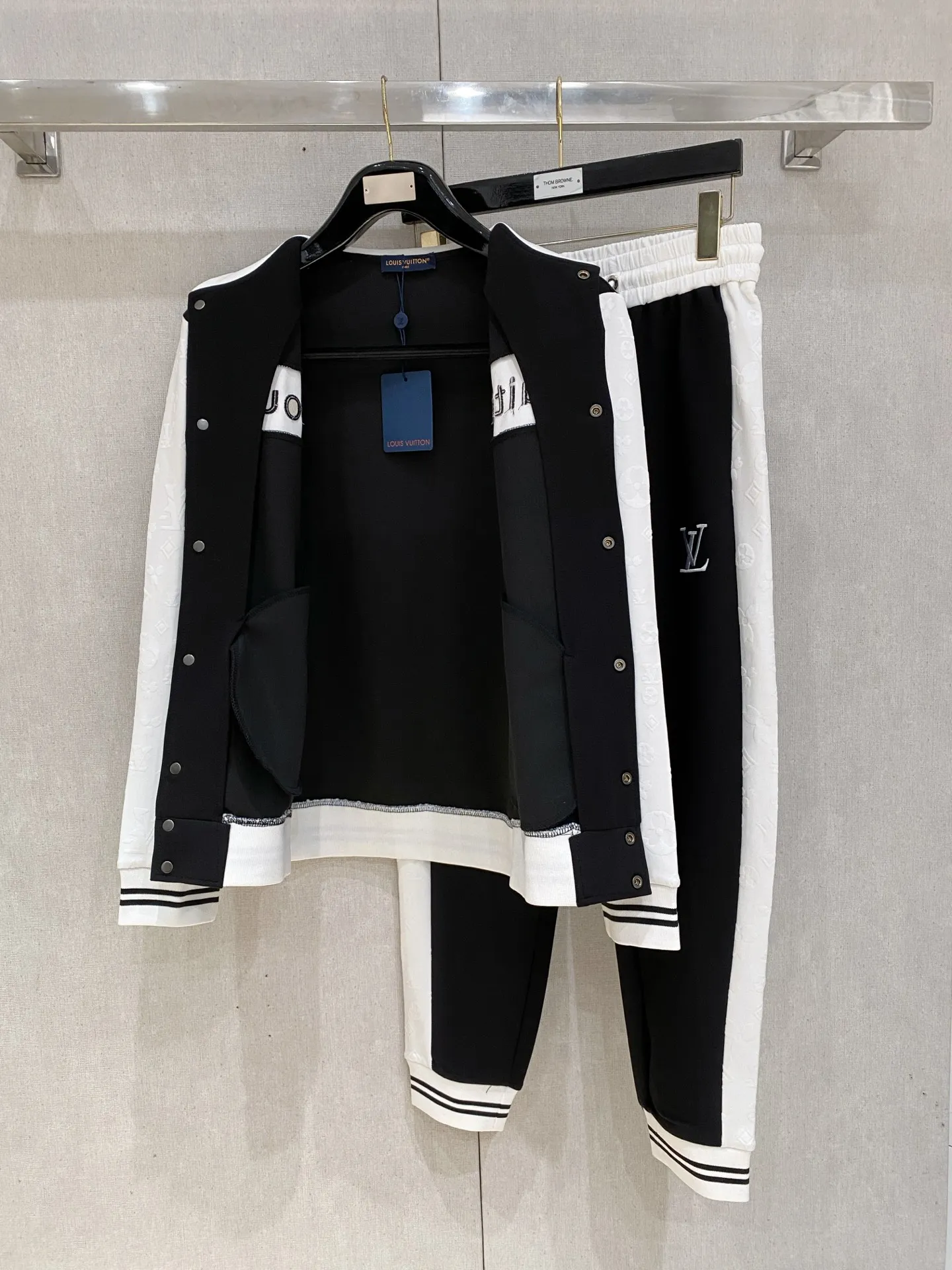 🅿️720 LV hot-selling suit is coming. Focus on the original version of the official website. 2025 new hot-selling cardigan suit. The original order is the best. 🇭🇰The meticulous work of top designers. It has a fitting and perfect upper body effect. All-natural high-quality Tencel Roman cotton 100%, close-fitting comfort, noble and elegant! Original hardware embodies elegance and nobility! Counter size: M-3XL (maximum wear up to 190 pounds)